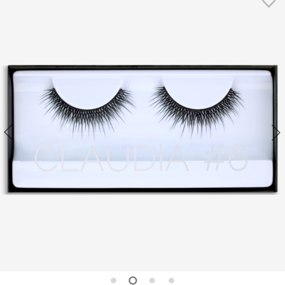 Huda Beauty Lashes plus additional pair